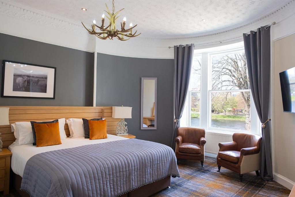 因弗内斯摩尔峡谷酒店的卧室配有床、椅子和窗户。