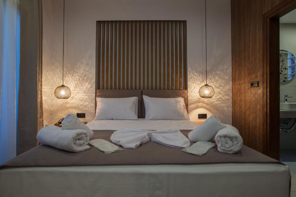 阿菲托斯Verano Afytos Hotel的一间卧室配有带毛巾的床