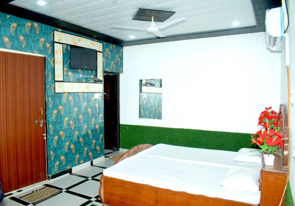 马图拉Radhey Krishna home stay的一间卧室设有一张床和绿色的墙壁