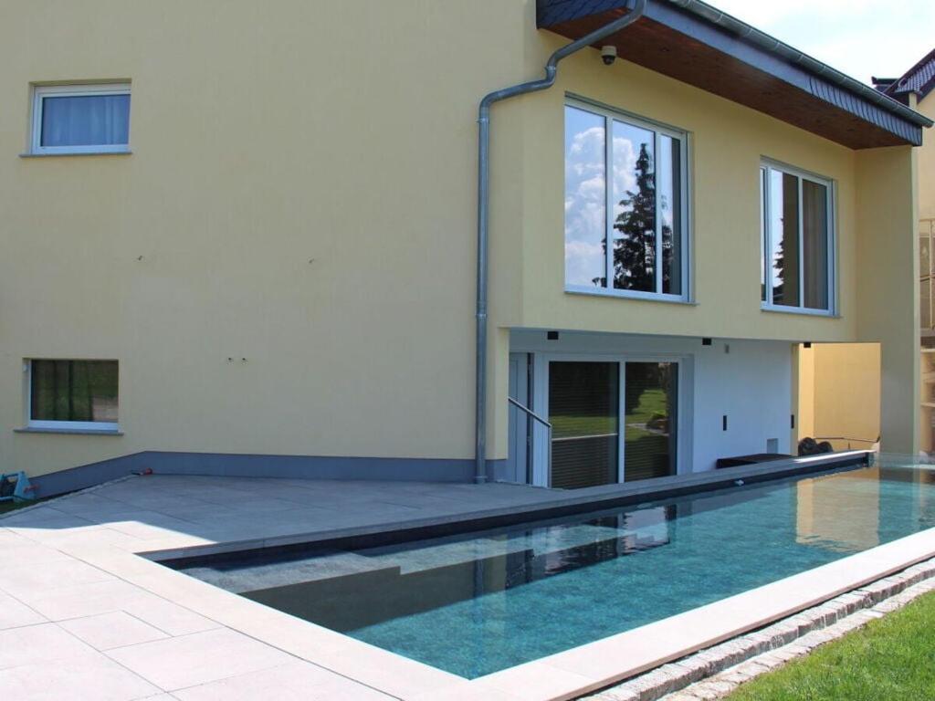 Burk´s Scheune Comfortable holiday residence的房屋前有游泳池的房子
