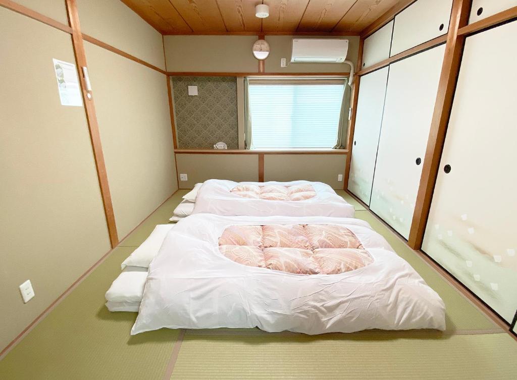 京都东寺君子之家公寓的一间设有三张床的房间