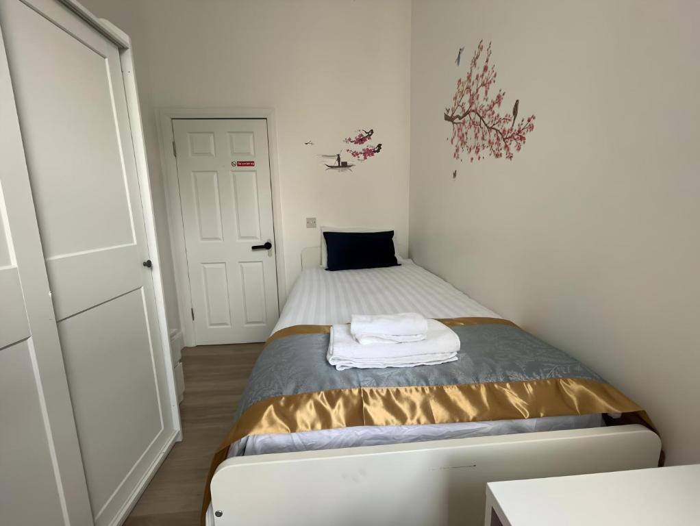 科克Cork city En-suite Single room的一间小卧室,卧室内配有一张床铺