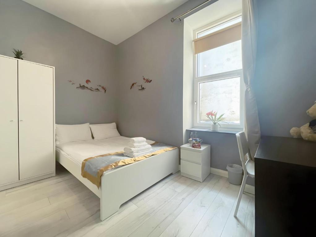 科克En-suite Double Room in Cork的一间小卧室,配有床和窗户