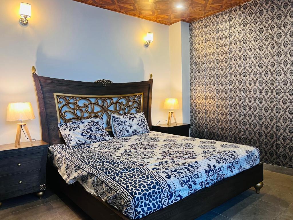 Nathia GaliBlue sky Apartment的一间卧室配有蓝色和白色床单
