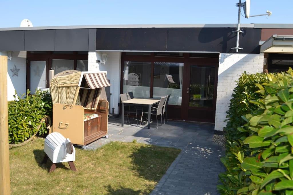 西代希施特里希Ferienwohnung Skagen的院子里带桌椅的房子