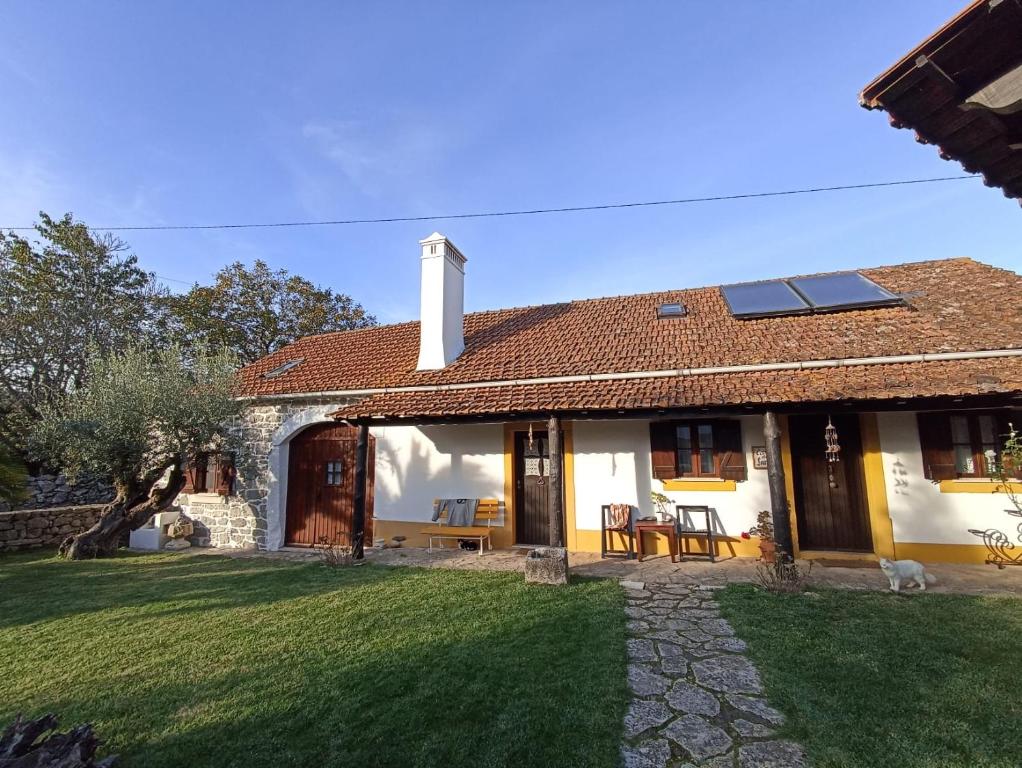 Casais do Chão da MendigaCasa do largo的旁边设有太阳能电池板的房子