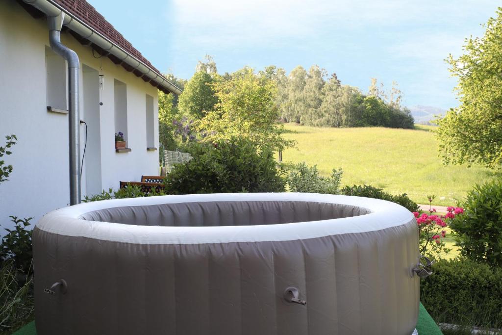 Ubytování U Vítů的房屋的院子内的一个大型热水浴池