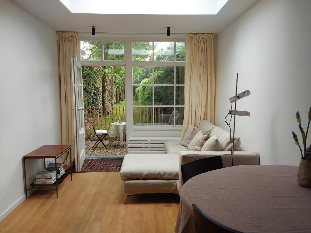 安特卫普Tiny house的带沙发和大窗户的客厅