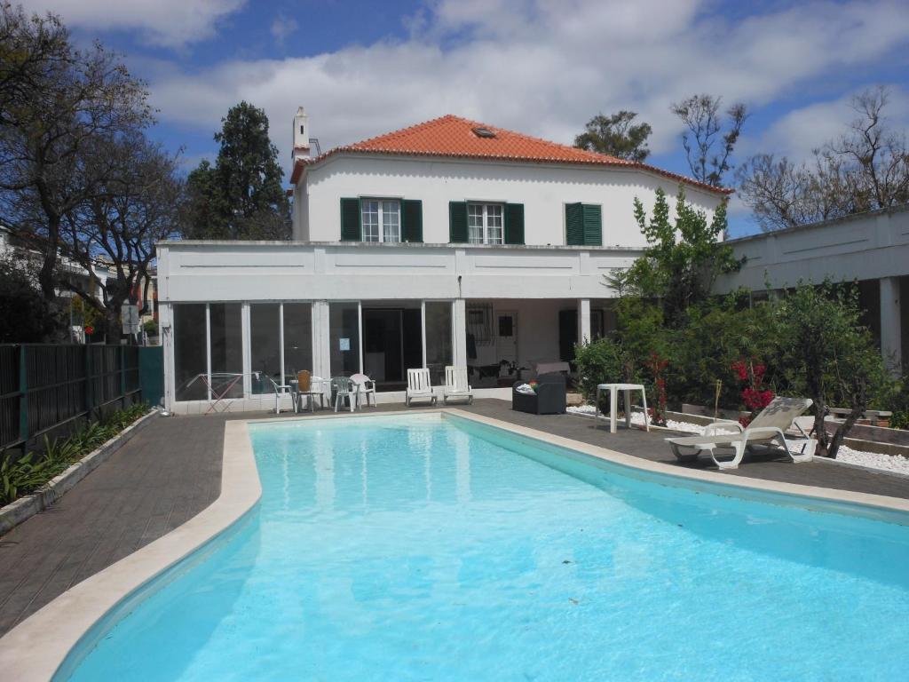 奥埃拉斯Lisbon Blue House的房屋前的大型游泳池