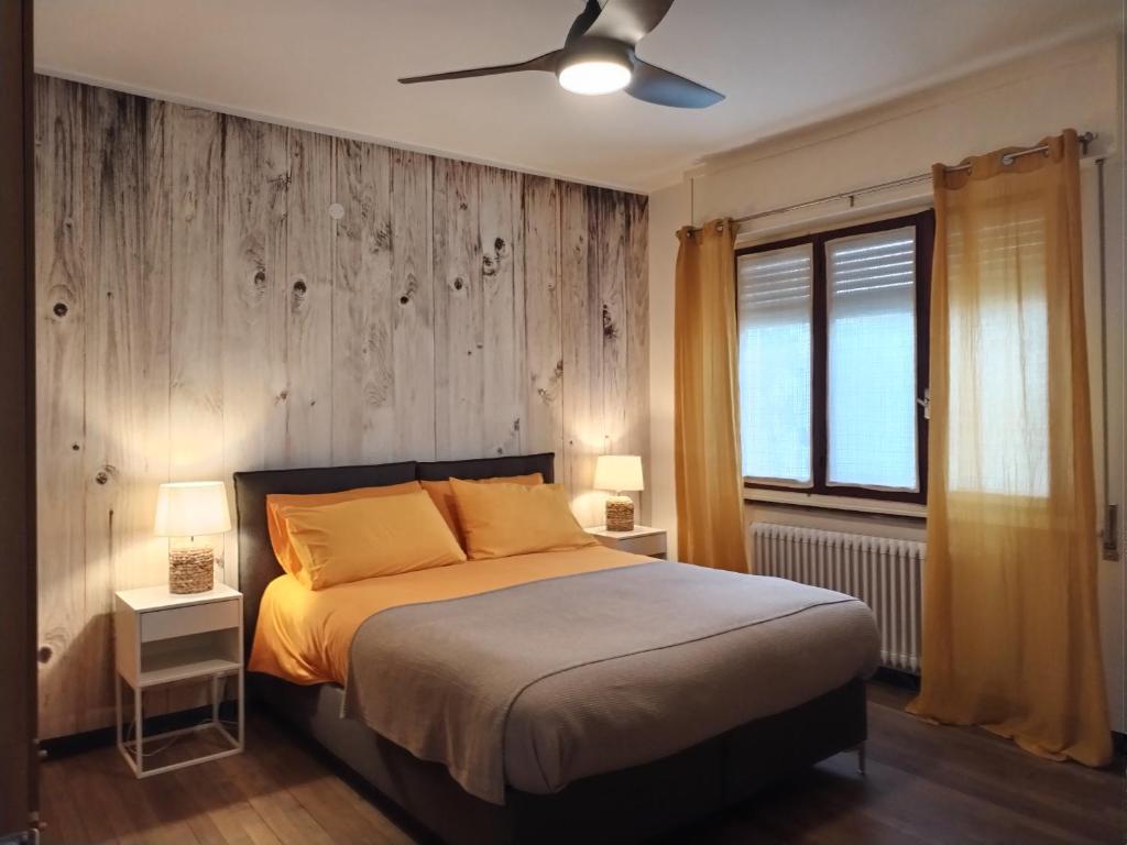 松德里奥La Casina Sondrio Valtellina的一间卧室配有一张床和吊扇