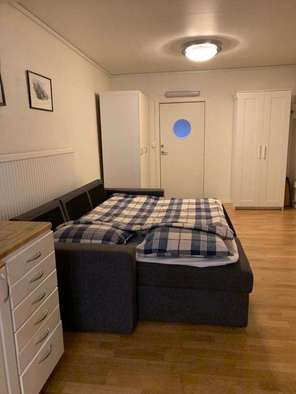 哥德堡Studio i villa的卧室配有一张床