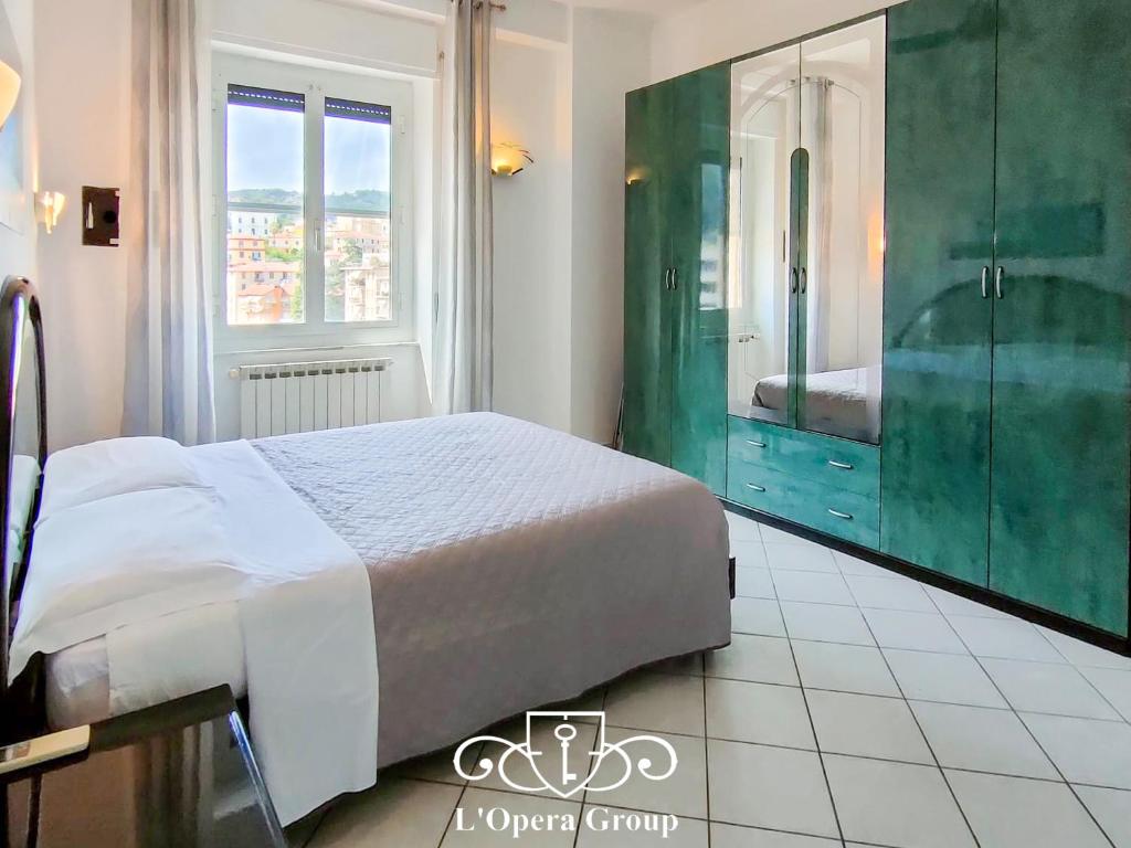 斯培西亚Brezza d'Estate - L'Opera Group的一间卧室设有一张大床和一个大镜子