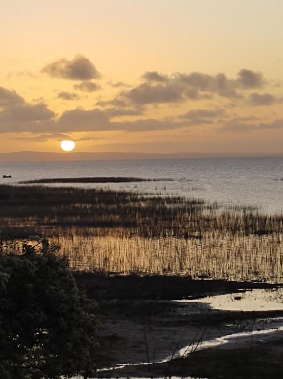 德尔迪阿布罗角Juanillos cabaña con hogar a leña的夕阳西下,天空中