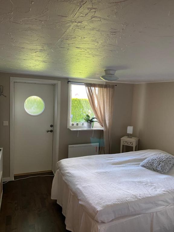 诺尔雪平Lägenhet Skarphagen Norrköping的一间卧室设有一张大床和一个窗户。