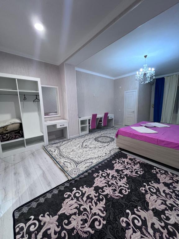 AralʼskГостиница NUR的一间卧室配有一张床和一个吊灯