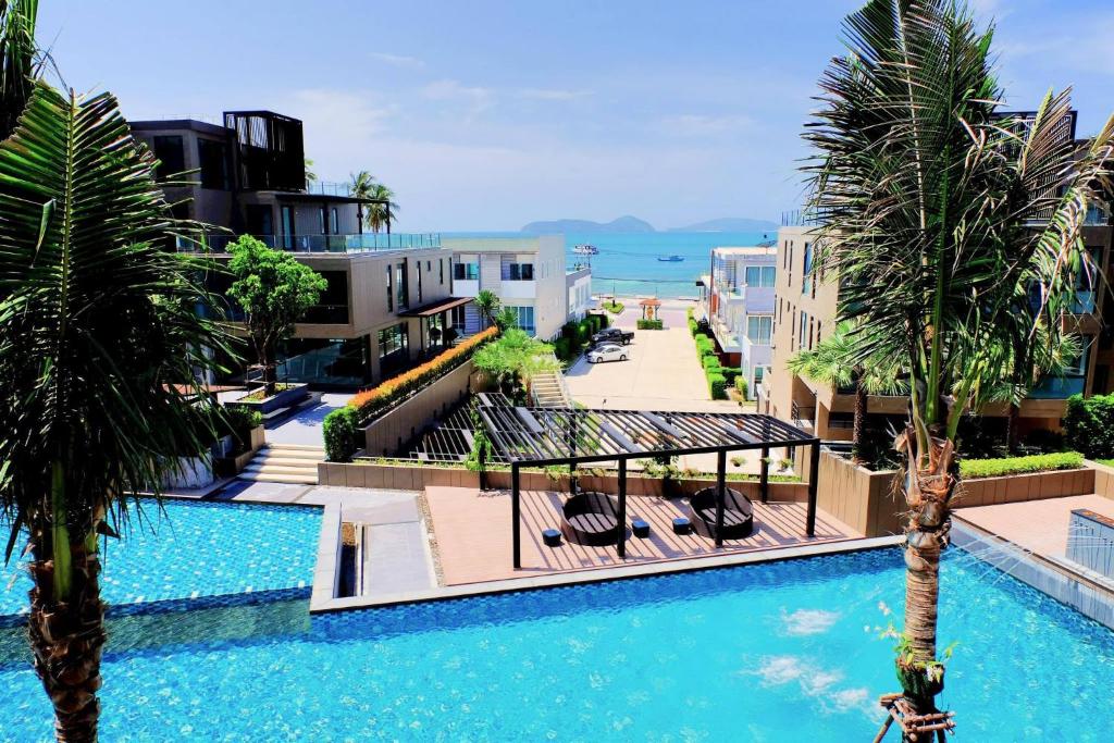 攀瓦海滩攀瓦角海景公寓的一座棕榈树和建筑游泳池