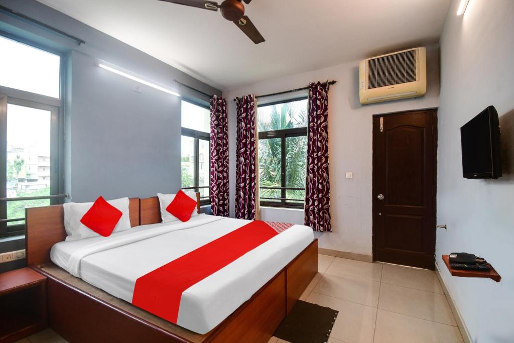 BārangUrban Legends的一间卧室配有一张带红色枕头的床和一台电视。