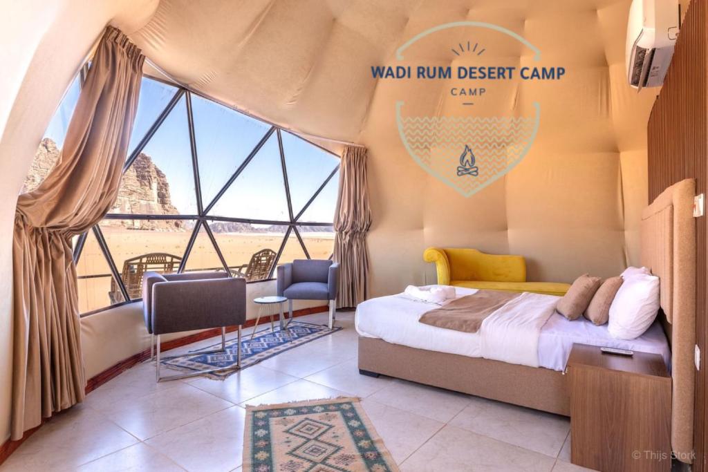 瓦迪拉姆Wadi Rum desert camp的一间卧室设有一张床和一个大窗户