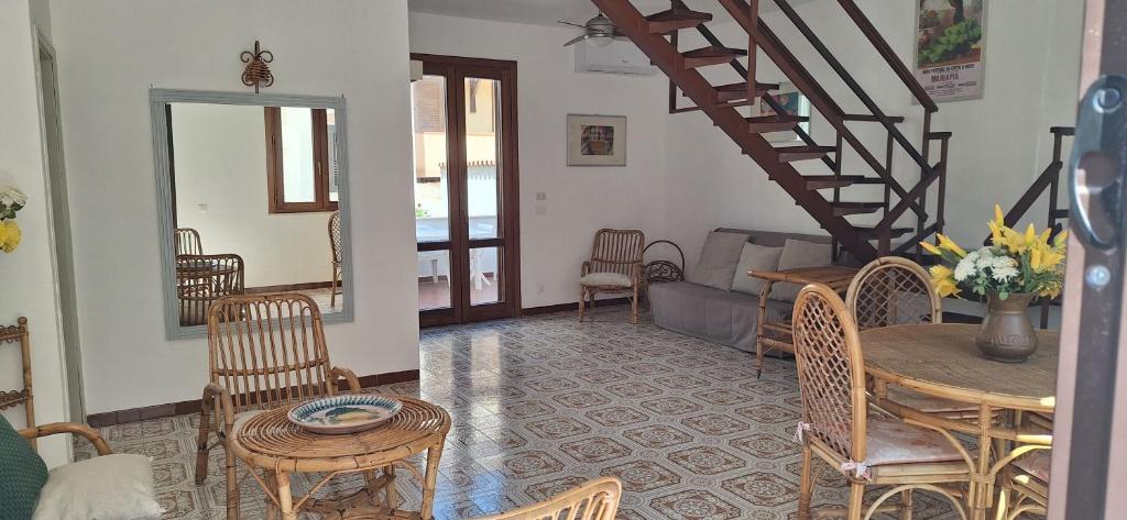 圣维托罗卡波Casa al Mulino的一间带桌椅和楼梯的客厅