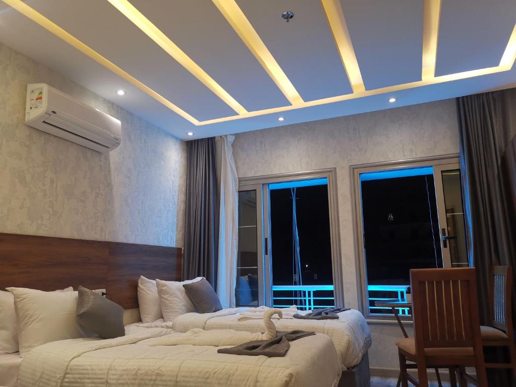 开罗tourist hotels cairo downtown的酒店客房设有两张床和天花板