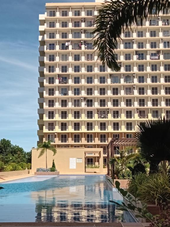 Lapu Lapu CityHaven of Deities Property Rental的大楼前设有游泳池的酒店