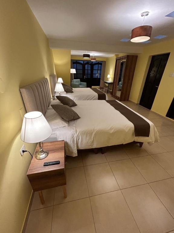 瓦拉斯Habitaciones La Casona的酒店客房,设有两张床和一张沙发