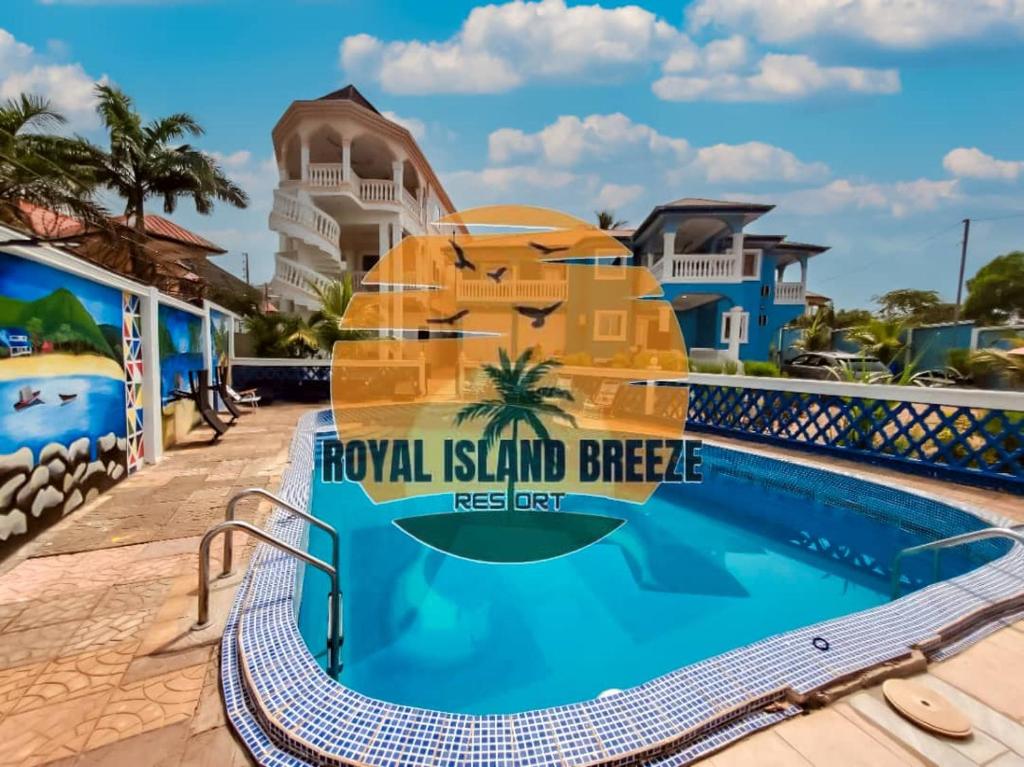 弗里敦Royal Island Breeze Resort SL的享有度假村岛屿驳船的游泳池景致