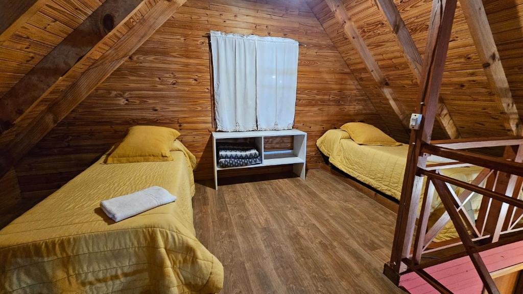 圣卡洛斯-德巴里洛切Entre montañas的小木屋内一间卧室,配有两张床