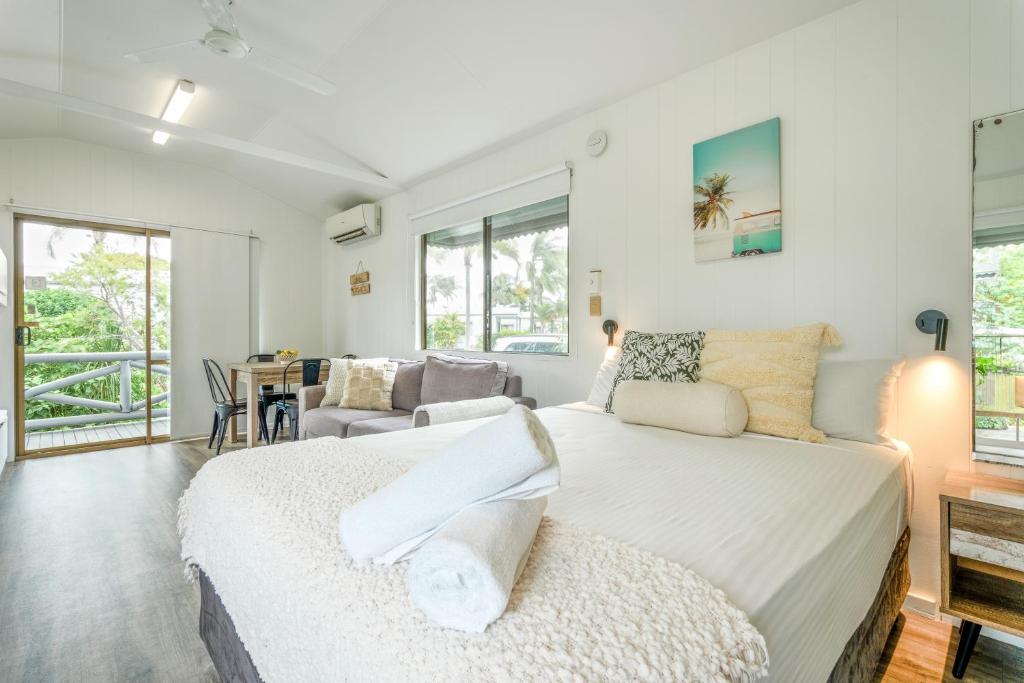 赫维湾Tasman Holiday Parks - Hervey Bay的一间带大床的卧室和一间客厅