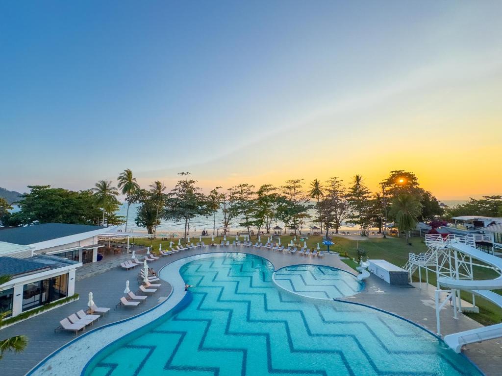瑶亚岛Royal Yao Yai Island Beach Resort的享有度假村游泳池的空中景致