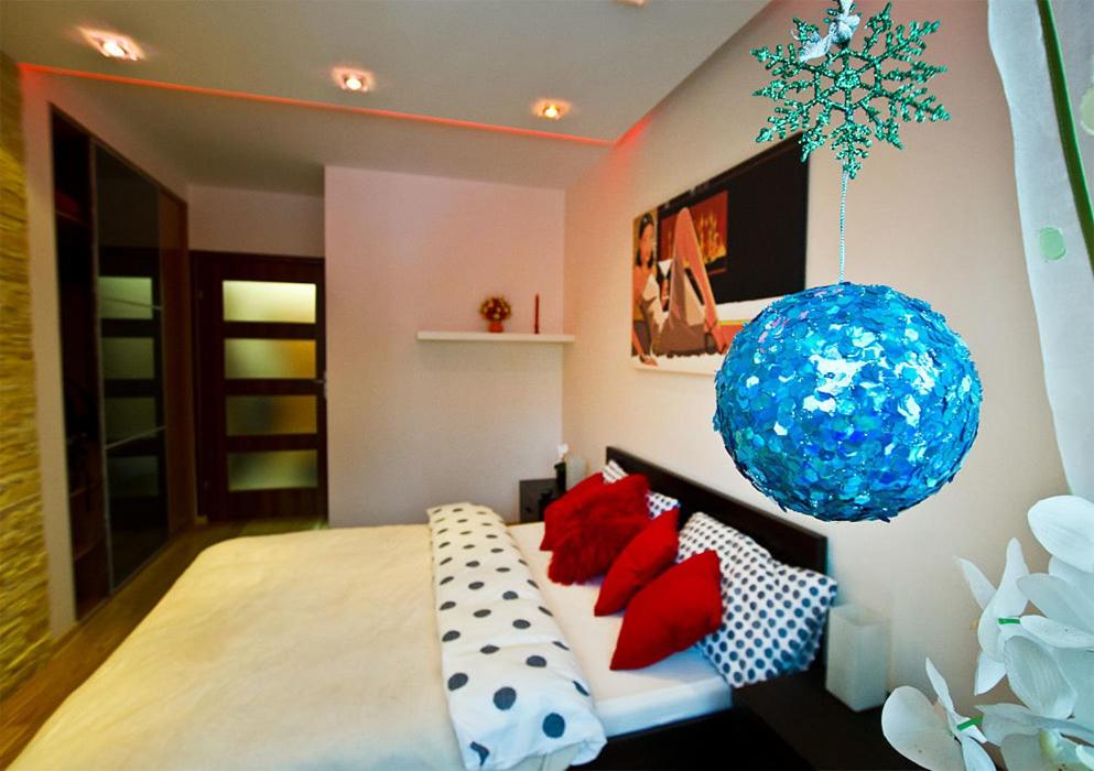 扎科帕内Apartament Cicha Woda Zakopane的一间卧室配有一张带红色枕头和蓝色球的床