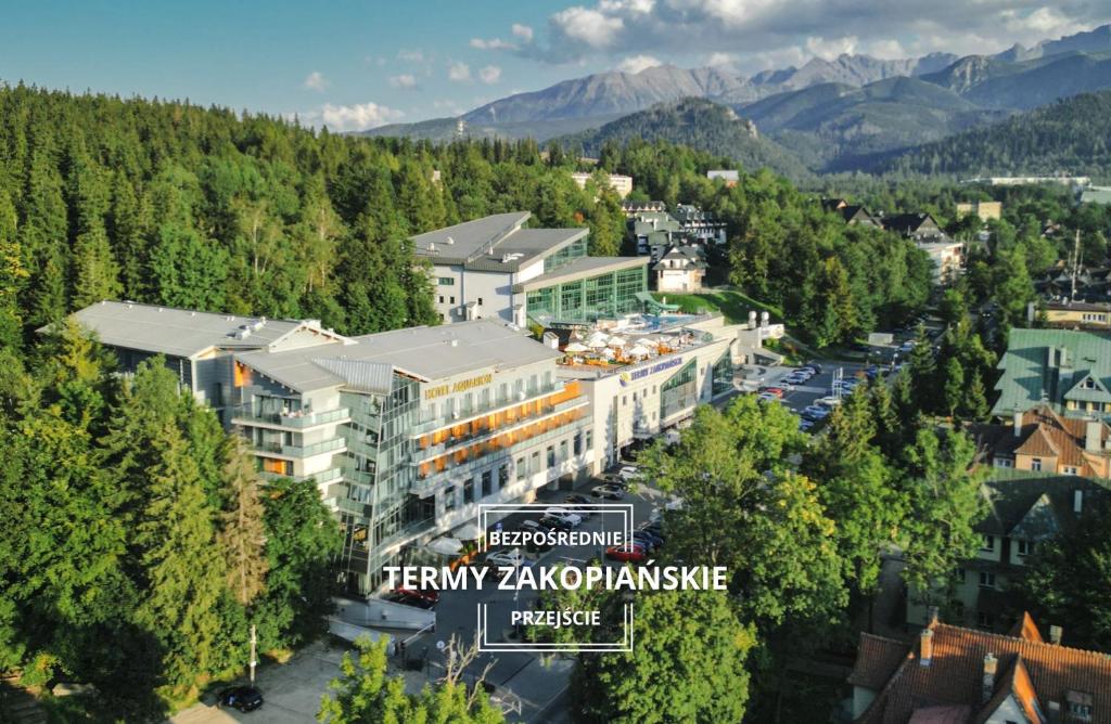 扎科帕内Hotel Aquarion Family & Friends - Destigo Hotels的享有山区小镇的空中景色
