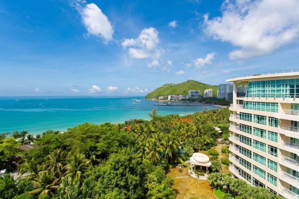三亚三亚银泰阳光度假酒店（享沙滩区，椰林泳池）的度假村的海景