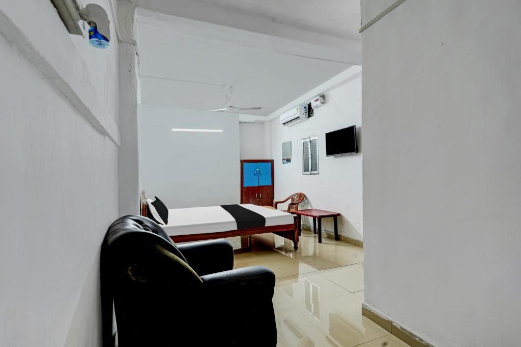 兰奇OYO Flagship Hotel Shiv Residency的一间卧室配有一张床和一个沙发