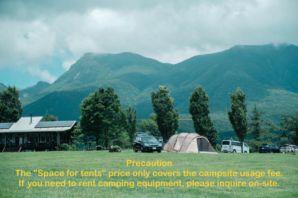 竹田Boiboi Camp site Surrounded by Japanese Nature的帐篷和山地露营地
