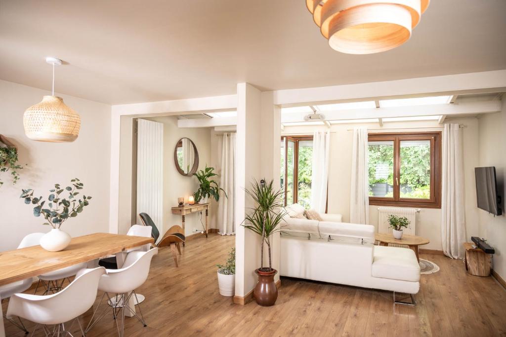 兰斯Belle maison lumineuse et paisible的客厅配有白色的沙发和桌子