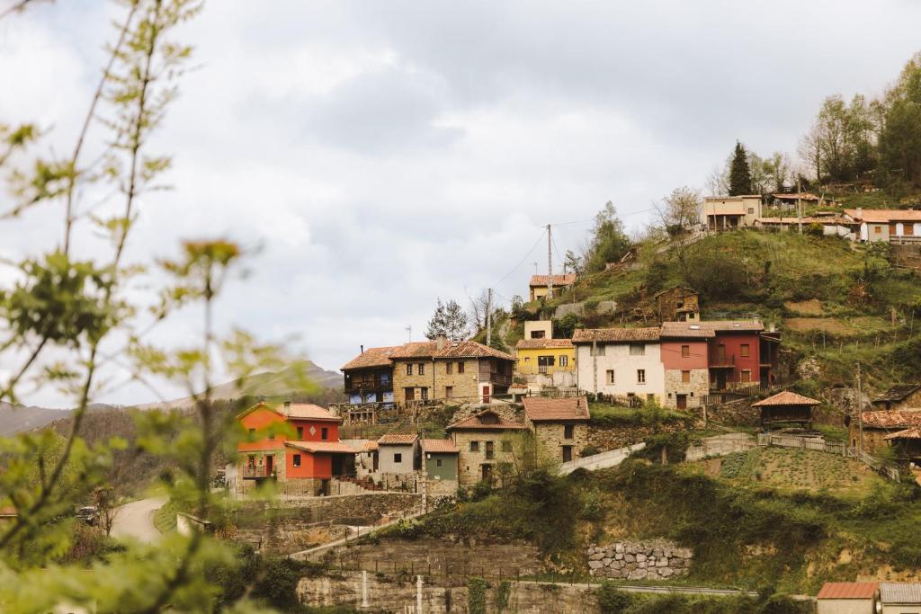 米耶雷斯La Faya - La Vallicuerra Casas Rurales的山顶上的一个村庄,有房子