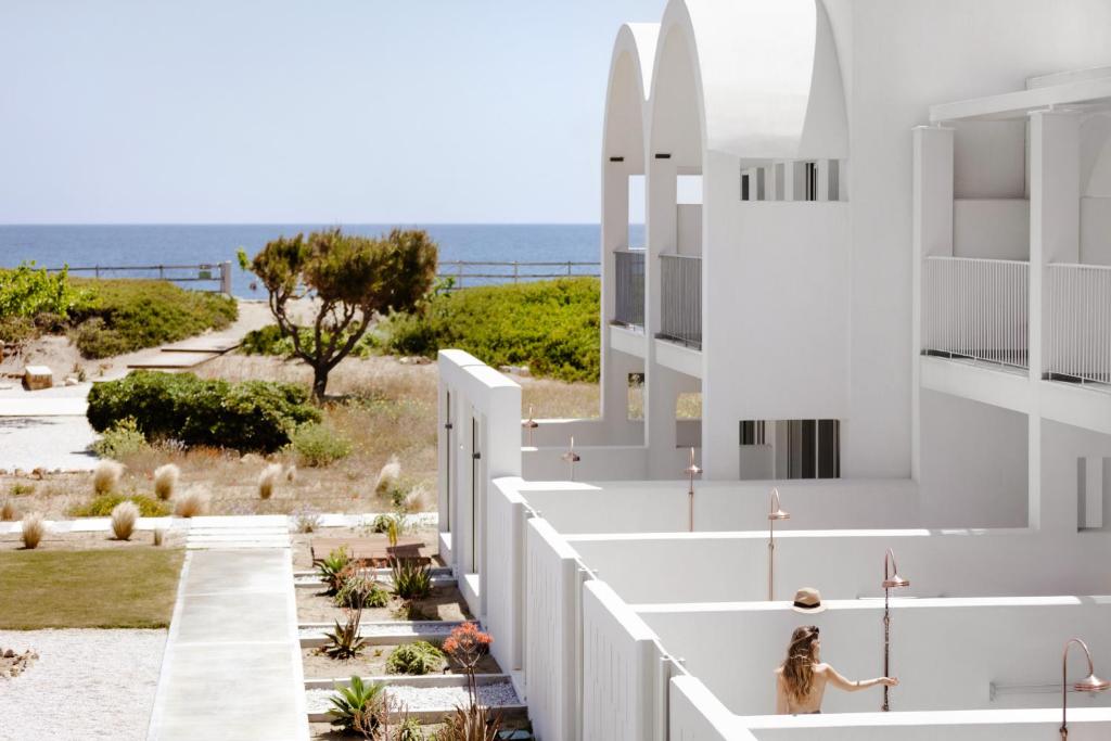 斯基罗斯岛ALERÓ Seaside Skyros Resort的白色的海景建筑