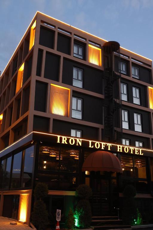 伊斯帕尔Iron Loft Hotel的前面有狮子酒店标志的建筑