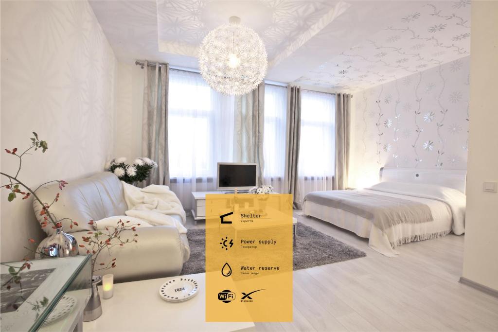 敖德萨Hotel Dom Aktera的白色卧室配有一张床和一个吊灯