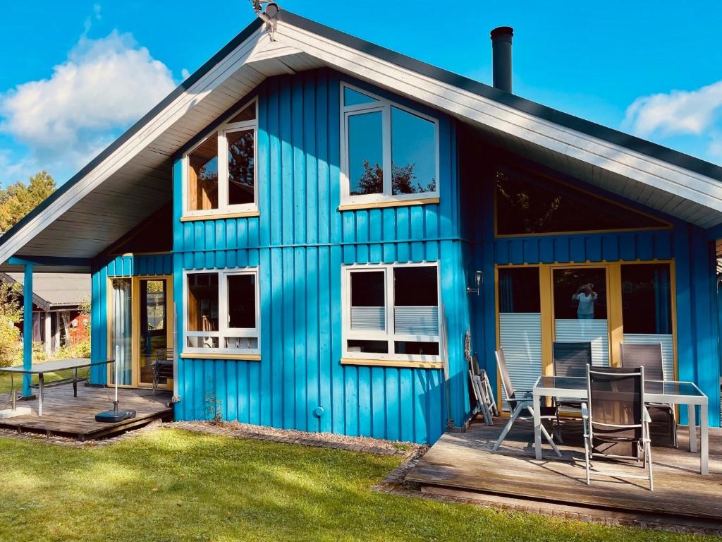 埃克斯特塔尔Komfort-Ferienhaus Wolke #56的蓝色房子,甲板上配有桌子