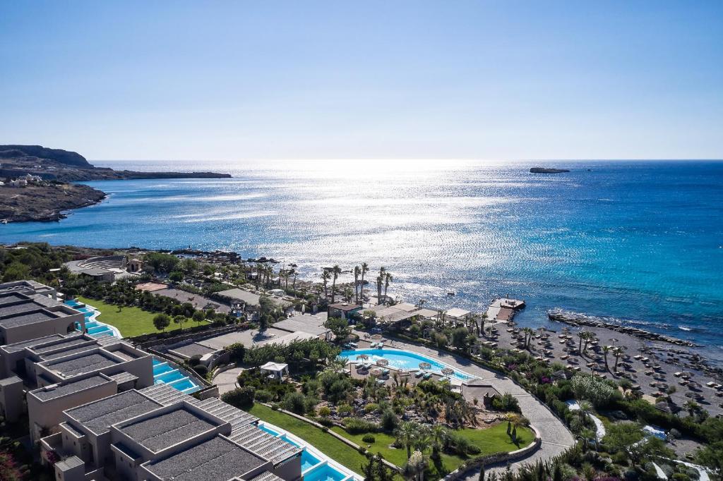 林都斯Aquagrand Exclusive Deluxe Resort Lindos - Adults only的享有度假胜地和海洋的空中景致