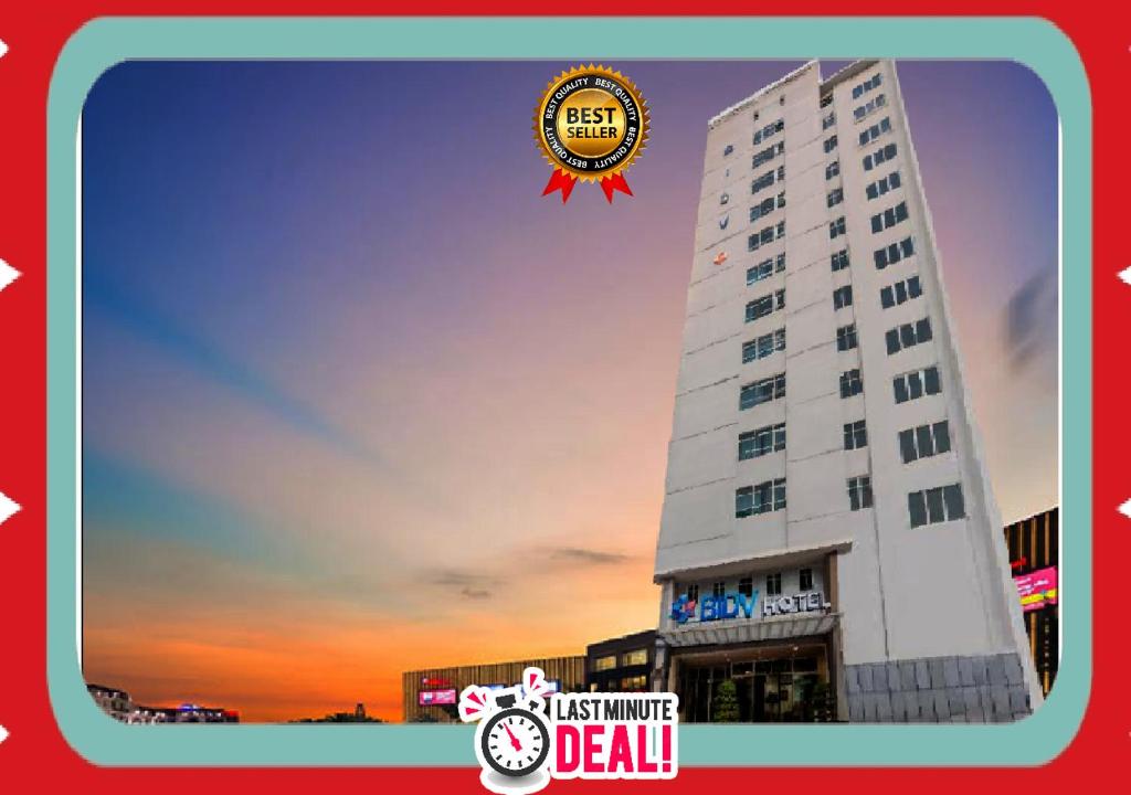 芽庄BIDV Beach Hotel Nha Trang的一张建筑的图片,上面有钟
