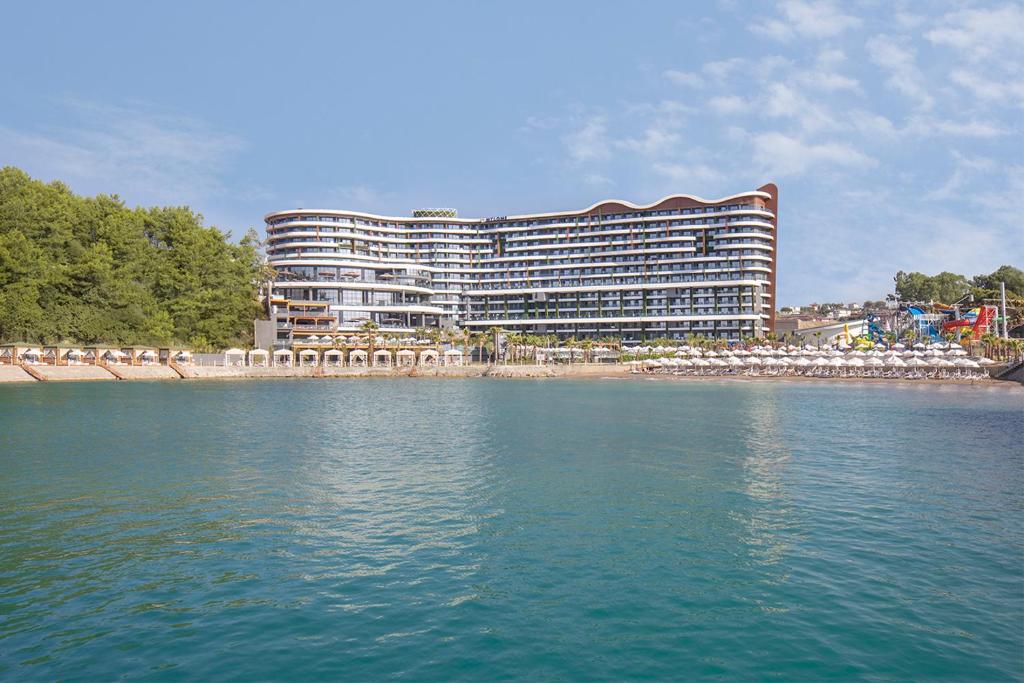 欧库卡拉Mylome Luxury Hotel & Resort - Ultra All Inclusive的水岸的酒店