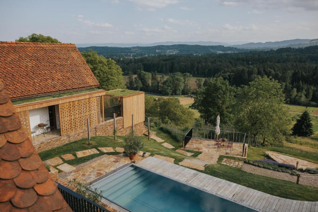 德意志兰茨贝格Am Wildbachberg - Luxus Ferienhäuser mit Infinitypool, Privatsauna und Weinkeller的享有带游泳池的房屋的空中景致