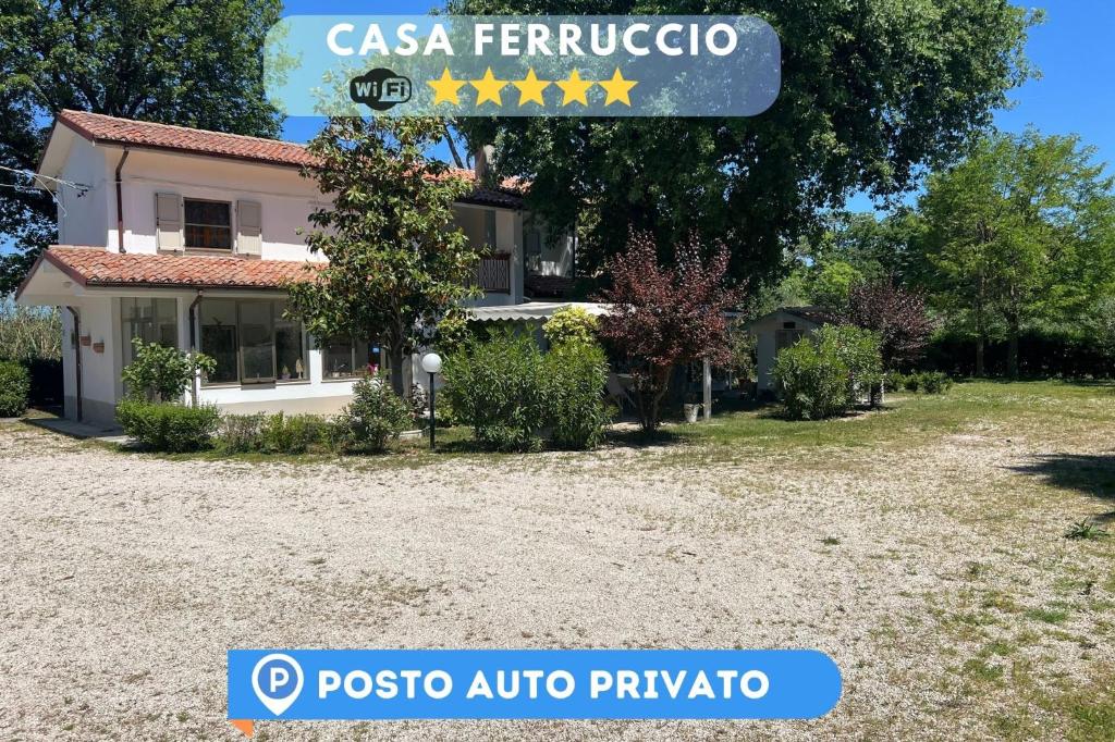 佩萨罗Casa Ferruccio - Pesaro的前面有路标的房子