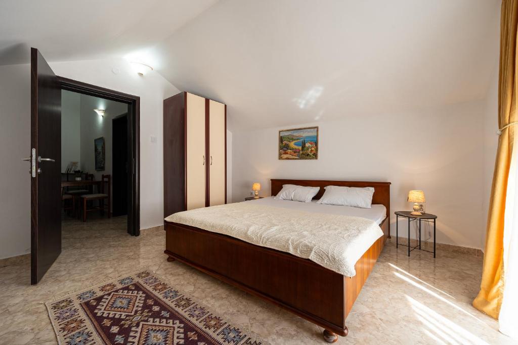 布德瓦Hotel Suzana Budva的一间卧室,卧室内配有一张大床