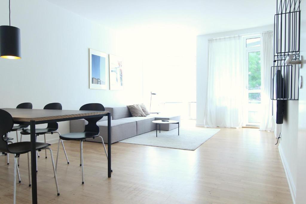 哥本哈根Wonderful 2-bed wbalcony in top Frederiksberg location的客厅配有桌子和沙发