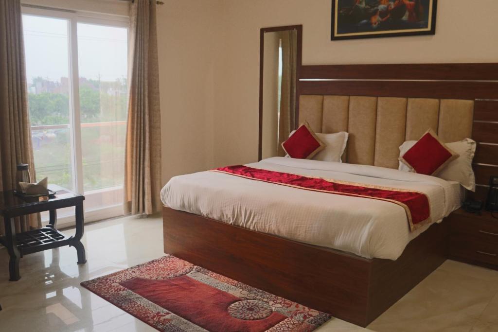 范兰德凡Guru Kripa sadan的一间卧室设有一张大床和大窗户