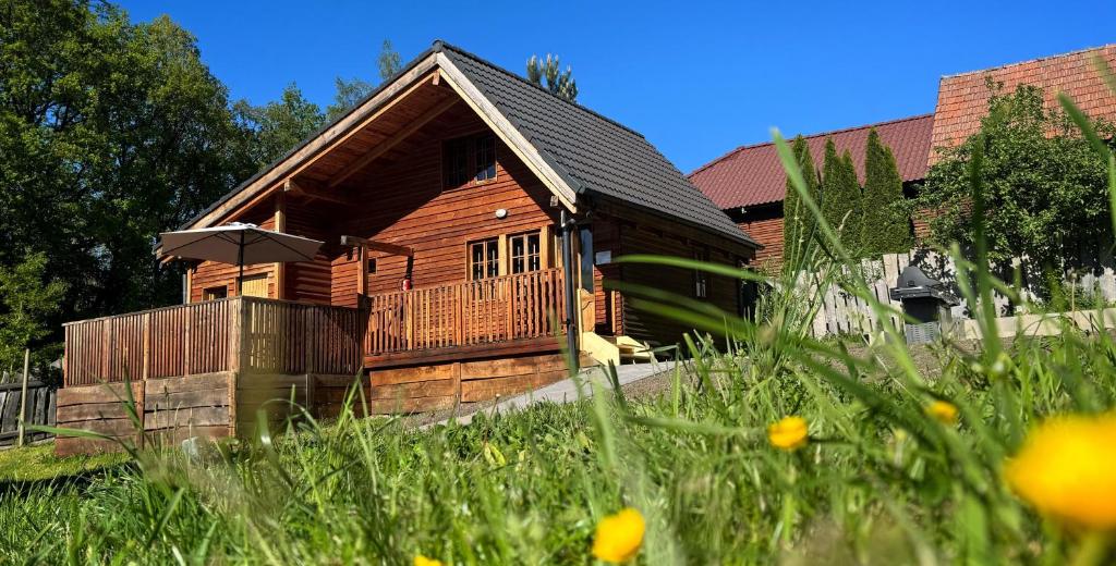 JevíčkoChata RESTART的庭院中带甲板的木屋